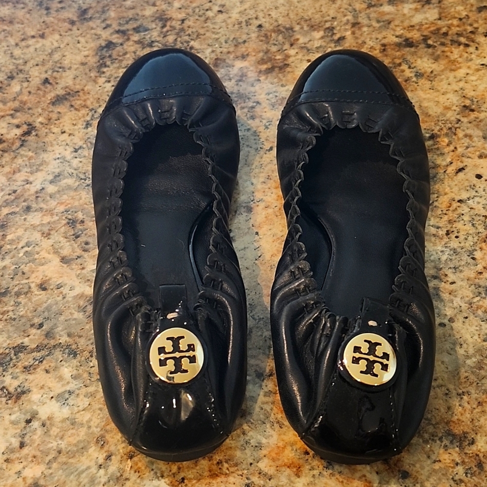 Tory Burch Women's Leather And Patent Cap Toe Scrunch Ballet Flat Black Size 6.5